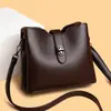 Bolso de cubo de cuero suave de alta gama transfronterizo para mujer, popular en transmisiones en vivo, bolso de hombro y cruzado casual de gran capacidad para madres de mediana edad