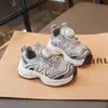 Zapatillas estilo papá para niños con diseño de malla transpirable y hebilla giratoria, nuevo modelo de otoño para niños mayores, niños y niñas, zapatos casuales de suela suave