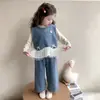 Conjunto de Crochê para Meninas Primavera e Outono 2026 Novo Estiloso Conjunto de Roupas de Primavera Infantil para Meninas, Conjunto de Três Peças com Colete Jeans
