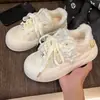 Sapatos Brancos Originais de Lã de Nicho para Mulheres Outono/Inverno 2026 Novos Sapatos Fofos Tipo Tábua de Pão Solado Grosso Sapatos Quentes de Algodão