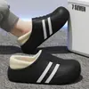 Pantuflas de Algodón Impermeables para Mujer Otoño/Invierno Hogar Interior Cálidas Antideslizantes 2026 Nuevos Zapatos de Algodón Cerrados de Felpa para Hombre Venta al por Mayor