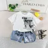 Comércio Exterior 2026 Verão Novo Estilo Patchwork Estampa de Letras Gola Redonda Manga Curta Roupas Modernas Soltas para Meninos Conjunto de Duas Peças