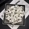 Scrunchie elegante em estilo coreano com bolinhas pretas e brancas, simples e versátil, acessório de cabelo em tecido casual e descontraído