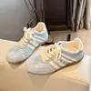 Zapatillas de entrenamiento retro planas de plata alemanas para mujer, nuevos zapatos de verano 2026, zapatillas blancas casuales súper populares y versátiles