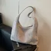 Bolso de felpa de lana de cordero para mujer, nuevo diseño de moda de invierno 2026, bolso de hombro casual para el día a día, bolso tote de gran capacidad