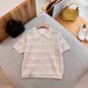 2026 Novo Estilo de Verão Estilo Coreano Camiseta de Manga Curta que Rejuvenesce para Mulheres, Blusa Fina com Renda Recortada Gola Polo Tricô