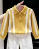Suéter de punto amarillo nuevo estilo coreano para niños otoño e invierno 2026, camisa polo infantil de bloques de color color dopamina, pantalones de pierna recta, moderno