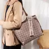 Bolso Estampado Retro Nuevo 2025 para Mujer, Versátil para el Trabajo y el Desplazamiento, Bolso Tote de Gran Capacidad, Moderno y de Alta Calidad