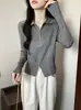 Roupas femininas plus size para o início do outono: cardigã de tricô estiloso com um design de ombro que valoriza o corpo, efeito emagrecedor e peça de outer wear da moda