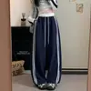 Pantalones deportivos de algodón grises, otoño 2026, diseño a rayas de bloques de color, estilo de pierna curva, pantalones anchos holgados y casuales