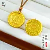 Colgante Exquisitamente Elaborado de Latón Amarillo del Dios de la Riqueza con Relieve de Patrón de Martillo, Chapado en Oro, Collar de Estilo Chino de Moda, Versátil y Delicado