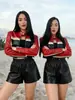 Conjunto de Animadora Cruzado en Stock con Bloques de Color de Piel Sintética que Expone la Cintura, Chaqueta de Cuero para Mujer, Estilo Motociclista, Personalizable con Muestra de Personalización y Creación de Patrones