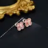 Pendientes de Botón de Concha Rosa y Trébol Tendencia en Tiktok Bañados en Oro Real Exquisito Versátil Conjunto de Collar y Pendientes de Temperamento para Mujer