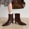 Botas de tornozelo de couro elegantes e sutilmente sexy, perfeitas para o outono e inverno de 2026, versáteis para o trabalho e o dia a dia, apresentando um pequeno salto bloco, bico fino e feitas de couro genuíno
