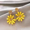 Nuevos Pendientes de Flor de Margarita Amarilla, Pendientes Únicos y Exquisitos, Nicho de Lujo Ligero, Sensación de Gama Alta, Joyería de Oreja Versátil