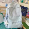 Mochila estudiantil a rayas verde claro de jazmín, estilo fresco y enérgico, ambiente de verano, mochila dulce para compras y sesión de fotos de chica