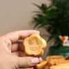Juguete de Boj Natural para Aliviar el Estrés de Madera DIY Lindo Creativo con Forma de Emoji Adorno de Mano al por Mayor Personalizable