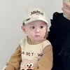 Chapéu de Bebê Primavera e Outono Estilo Ocidental Letra Proteção Solar para Meninos Boné de Baseball Tendência Chapéu de Bebê Infantil Aba Curta Outono e Inverno