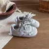 Tênis fofos estilo alemão para meninas, nova coleção outono 2026, sapatos casuais versáteis, tênis confortáveis de sola macia com detalhes de laço e cadarço