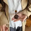 Colar Longo com Pingente Marrom Vintage para Mulheres 2026 Nova Corrente de Suéter de Verão Acessório de Decoração para Roupas