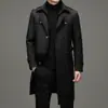 Jaqueta corta-vento masculina nova de inverno 2025, longa, comprimento do joelho, quente, gola de terno, lã, forro removível, jaqueta para homens de meia-idade