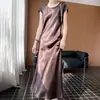 Vestido Redondo Nuevo de Satén Dorado Primavera/Verano 2026 con Mangas Cortas Volantes, Corte Ajustado, Vestido Largo de Color Sólido para Mujer