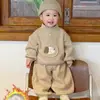 Nuevo conjunto de sudadera con forro polar estilo coreano para otoño e invierno, con diseño de parche de perro, para niños, incluye una sudadera y pantalones de chándal, un conjunto de dos piezas