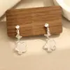 Brincos Novos Doces de Flor Branca Japoneses e Coreanos Pedra Bicolor Dourada e Prateada Simples Versátil Presilha de Orelha Brincos Sem Furo para Mulheres