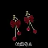 2025 Nuevos Pendientes y Clips para Orejas de Gancho Rojo Afelpado con Bola de Lazo y Borla, Versátiles para el Otoño e Invierno, Ambiente Navideño