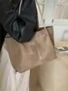 Nueva Bolsa de Hombro Grande de Gamuza para Viajes Otoño/Invierno 2025 Estilo Coreano Simple Ins Bolso de Hombro Versátil para Mujer