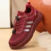 2026 Inverno Novo Estilo Sapatos Quentes Acolchoados de Algodão para Idosos Espessados Casuais para Meia-Idade e Idosos Sapatos de Mãe Antiderrapantes Sapatos para Caminhada Atacado