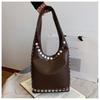 Bolsa de Ombro Retrô com Rebites, Bolsa de Axila, Moda Europeia e Americana, Bolsa para Motociclista, Simples, Popular Transfronteiriça, Grande Capacidade, Bolsa Balde