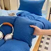 Juego de ropa de cama de cuatro piezas estilo Ins con rayas simples y gasa abullonada para dormitorios estudiantiles, incluye sábana bajera, funda de edredón y sábana de cama, disponible al por mayor