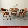 Juego de mesa y sillas redondas de estilo nórdico, de lujo ligero, adecuado para balcones de casa, cafeterías y áreas de ocio; una mesa redonda pequeña con dos sillas