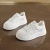 Tênis brancos de sola grossa para mulheres 2026 novo estilo popular sapatos femininos de verão super bonitos versáteis sapatos que aumentam a altura casuais tênis de plataforma