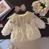 Roupas de inverno para meninas 2026 novo estilo, casaco de algodão floral com forro de fleece e espessado para meninas pequenas, estilo coreano com lapela grande
