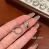 Nova Coleção de Brincos Grandes Geométricos Cor de Creme com Estampa de Leopardo Outono Feminino Agulha de Prata Design de Luxo Acessível Brincos Estilosos Exagerados