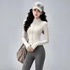 Conjunto deportivo de dos piezas para yoga para mujer: Chaqueta ajustada con cremallera y cuello alto y pantalones de tiro alto elásticos con tacto nude para entrenamientos en el gimnasio