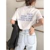 Camiseta Branca Simples de Manga Curta com Estampa de Letras Estilo Coreano para Mulheres Verão 2026 Nova Blusa Solta Tendência Ins