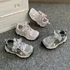 Zapatos deportivos para niños 2026 nueva colección primavera y otoño para niños, zapatillas de correr versátiles antideslizantes con suelas suaves y diseño casual transpirable para niñas pequeñas