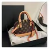 Bolsa tipo concha con diseño de monograma clásico, un accesorio de moda de lujo ligero, disponible en varios colores, un artículo popular para transmisiones en vivo, Exquisita fábrica de bolsos para mujer