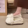 Sapatos quentes de pelúcia com sola plana femininos confortáveis corrente 2026 moda pérola novo estilo sapatos de algodão com veludo extra estilo pequeno Chanel outono e inverno criança
