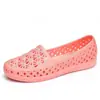 Zapatos de Enfermera Estilo Nuevo, Sandalias Blancas de Plástico para Mujer de Verano, Zapatos Cómodos para Mamá de Suela Suave, Zapatos Planos de Playa con Pedrería para Mujer, Botas de Lluvia para Mujer