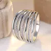 Anillo de Lujo Ligero Multicapa Tachonado con Diamantes, Anillo de Banda Ancha Dorada con Diamantes, Joyería Versátil Estilo Europeo y Americano al por Mayor