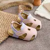Sandalias Infantiles Estilo Coreano 2026 Verano Nuevos Zapatos Casuales para Niños Zapatos para Bebés de Exterior Niñas Zapatos de Playa Cerrados de Punta Modernos