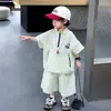 Roupa de Verão para Meninos 2026 Novo Estilo Coreano Jaqueta Legal e Estilosa para Menino Roupas Finas de Manga Curta para Verão Infantil