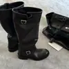 Botas super macias de couro de vaca para garotas de casa, novo estilo outono e inverno 2026, botas de montaria com salto grosso para mulheres, botas longas retas emagrecedoras e versáteis