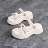 Sandálias Femininas de Verão para Uso Externo 2026 Novo Estilo Plataforma Aumenta Altura Chinelos Casuais de Praia com Strass para Combinar com Vestidos, Chinelos de Dedo Aberto