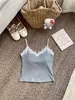Camisola nueva con ribete de encaje de pestañas para mujer con copas incorporadas, adecuada para primavera y verano, top base sin mangas de cuello en V, moderno