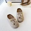 Estilo Verão 2026 Unissex Infantil Desenho Animado Sapatos Birkenstock Sola Macia Antiderrapante Crianças Médias e Grandes Vazado Respirável Meio Chinelo Fechado para Exterior